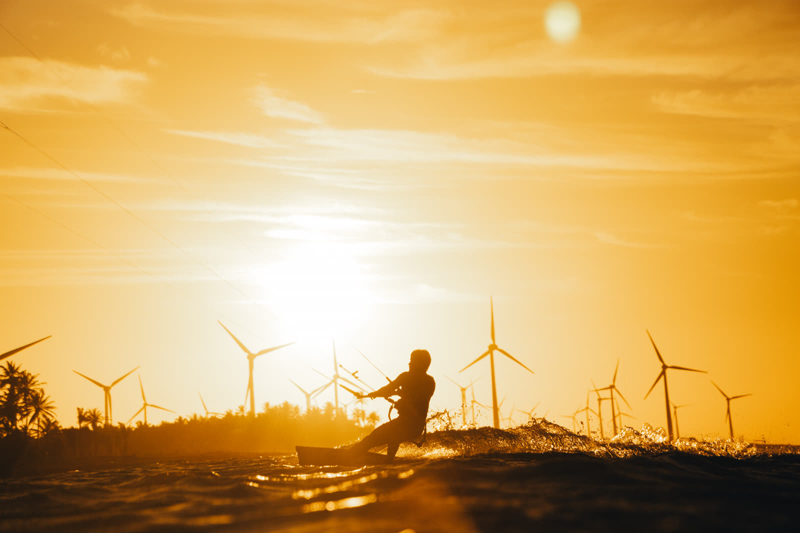 Kitesurf com os parques eolicos ao fundo