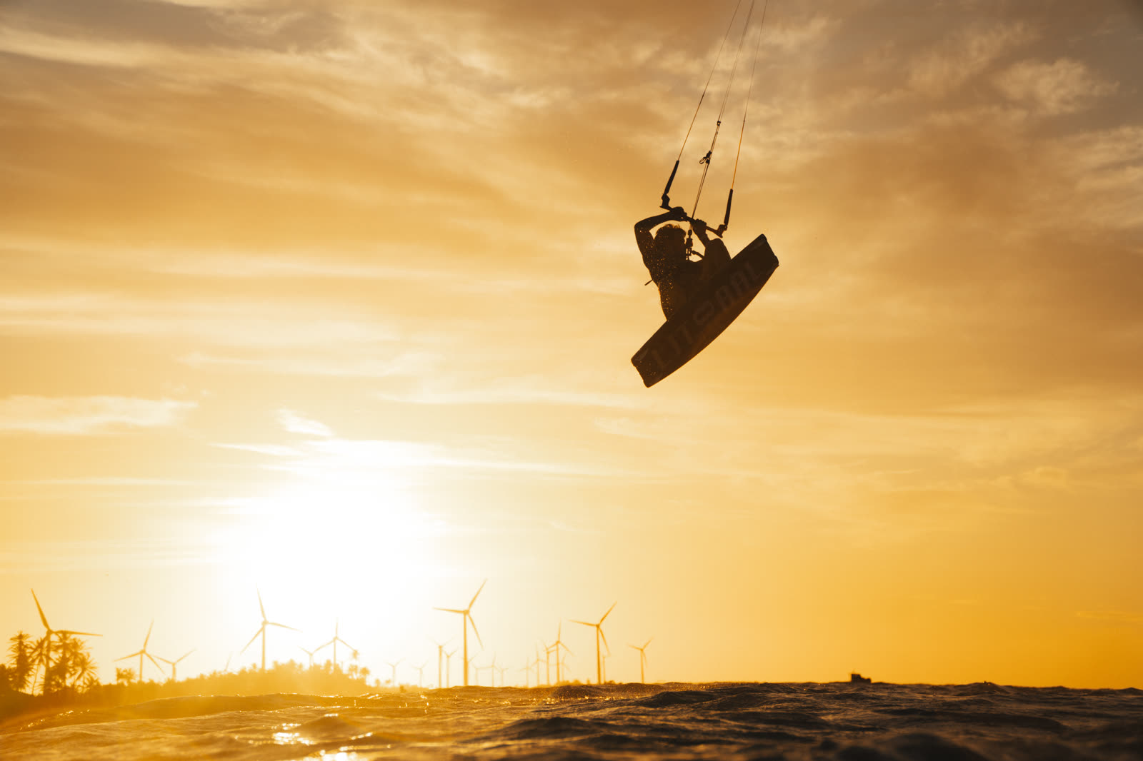 Kitesurf ao pôr do sol na Ilha do Guajiru