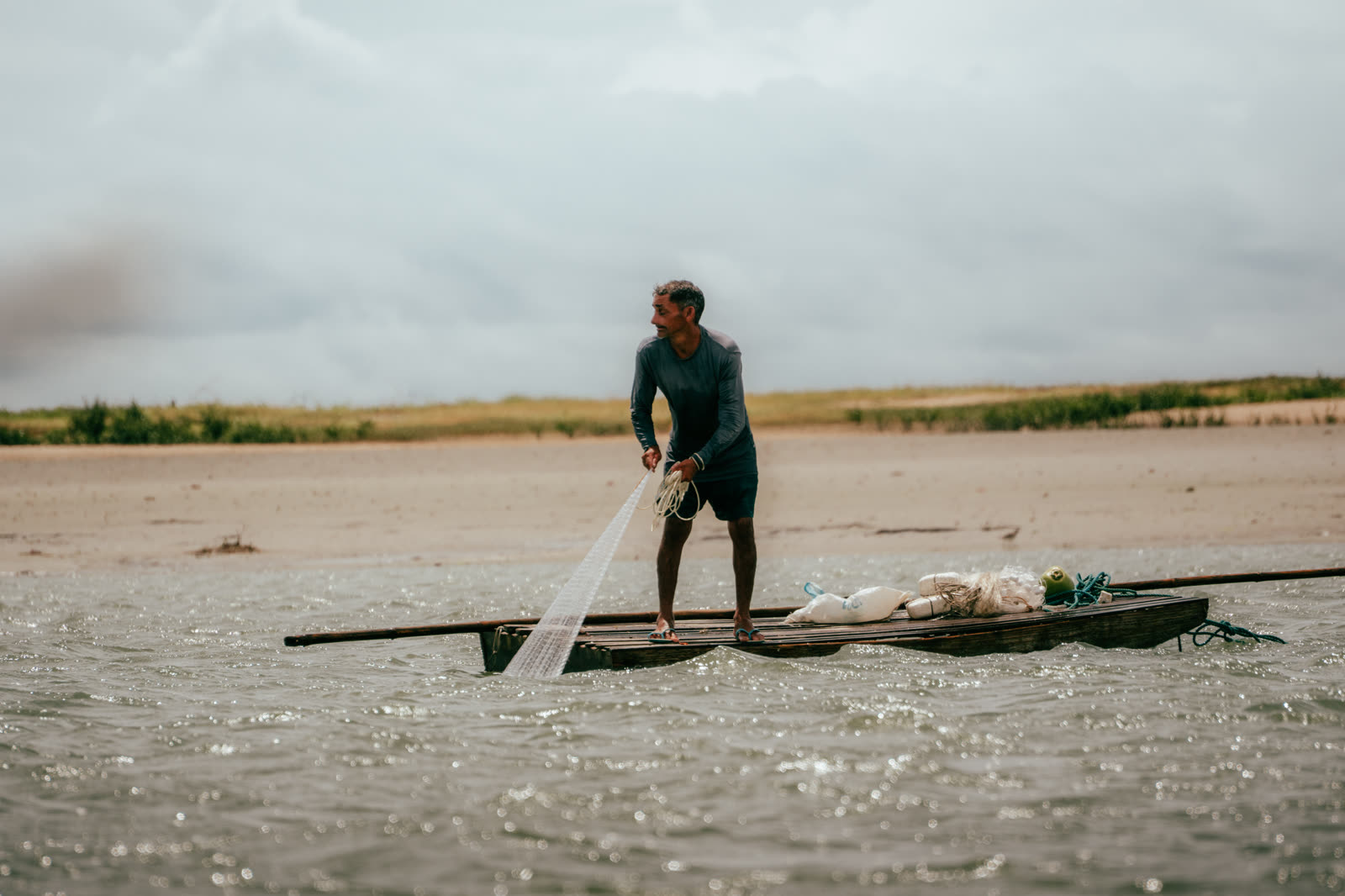 Pescador na jangada, nas aguas rasas do Guajiru