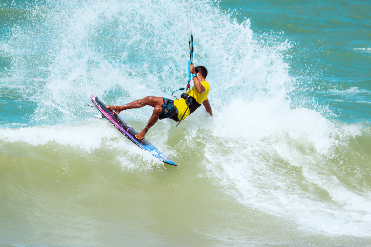 Surfista na onda da Taíba